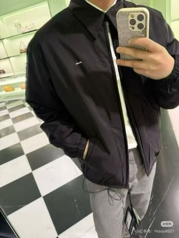 ÁO KHOÁC NAM PRAD* DÒNG RE-NYLON BLOUSON CỔ BẺ PHOM GỌN CHẤT VẢI BÓNG