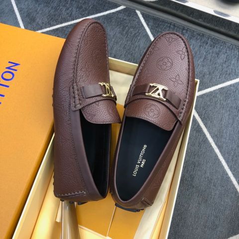 GIÀY MOCCASIN NAM LV* DA BÊ VÂN MONOGRAM, KHÓA LOGO KIM LOẠI VÀNG