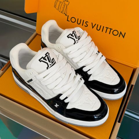 GIÀY SNEAKER NAM L V TRAINER DA BÒ DẬP MONOGRAM FORM KHỎE DÁNG THỂ THAO SANG