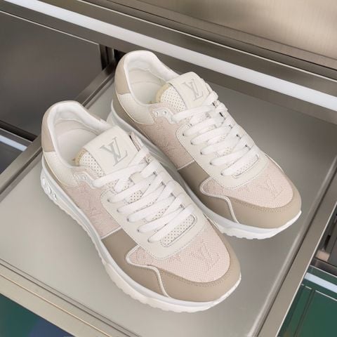 GIÀY SNEAKER NAM L V RUN AWAY MONOGRAM DẬP NỔI – ĐẾ ĐỘN 4CM