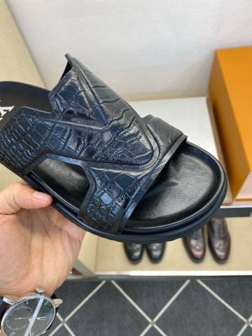 DÉP NAM L V PORTOFINO MULE QUAI V CUT-OUT TẠO KHỐI, DA BÊ DẬP VÂN CÁ SẤU