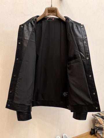 ÁO KHOÁC NAM L V DA DẬP MONOGRAM CHÌM DÁNG CỔ BẺ SANG TRỌNG