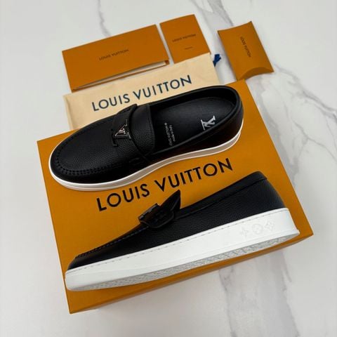 GIÀY MOCCASSIN NAM L V DA BÒ HẠT PHỐI KIM LOẠI BIỂU TƯỢNG ĐẾ EVA ÊM NHẸ