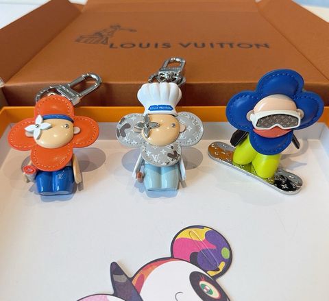 MÓC KHÓA NAM NỮ L*V  HÌNH HOA CAM NGỘ NGHĨNH TREO TÚI VÍ*