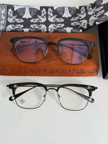 KÍNH MẮT UNISEX CH DÁNG BROWLINE NỬA GỌNG – CHI TIẾT THÁNH GIÁ SIGNATURE – PHOM VUÔNG THANH LỊCH