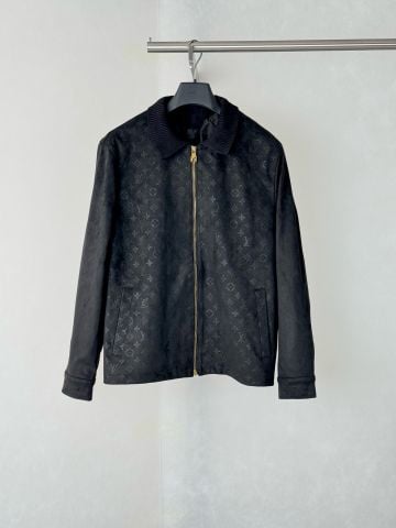 ÁO KHOÁC NAM L V PHOM BLOUSON CỔ BẺ – BỀ MẶT GIẢ DA LỘN DẬP CHÌM TOÀN THÂN