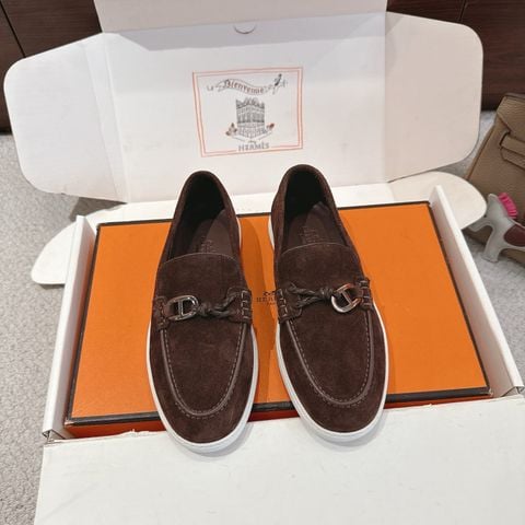 GIÀY NAM NỮ HERM* SNEAKER DA LỘN NÂU ĐẾ TRẮNG KHÓA KIM LOẠI SANG TRỌNG SIÊU ÊM