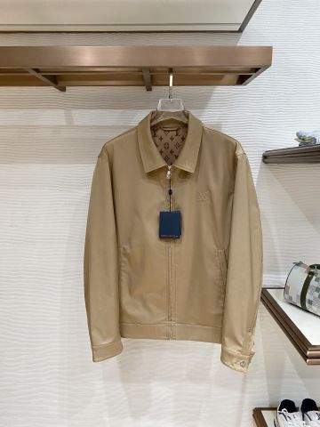 ÁO KHOÁC NAM L V DÁNG CỔ BẺ THÊU LOGO NỔI LÓT MONOGRAM