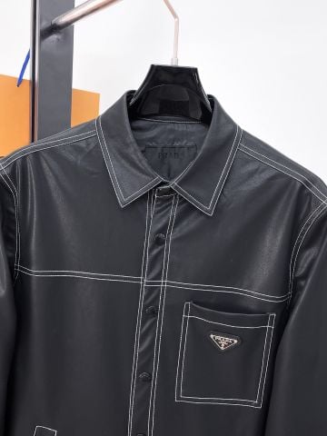 ÁO KHOÁC NAM PRD DÁNG CỔ BẺ PHỐI ĐƯỜNG CHỈ NỔI TƯƠNG PHẢN LOGO TAM GIÁC