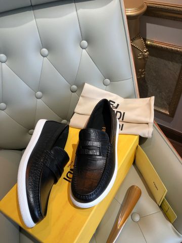 GIÀY SLIP ON NAM FENDI* LOAFER DA BÊ VÂN CÁ SẤU – ĐẾ TRẮNG TINH GỌN