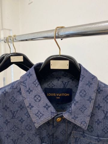 ÁO KHOÁC NAM L V DENIM MONOGRAM DỆT JACQUARD DÁNG CỔ BẺ FORM ĐỨNG
