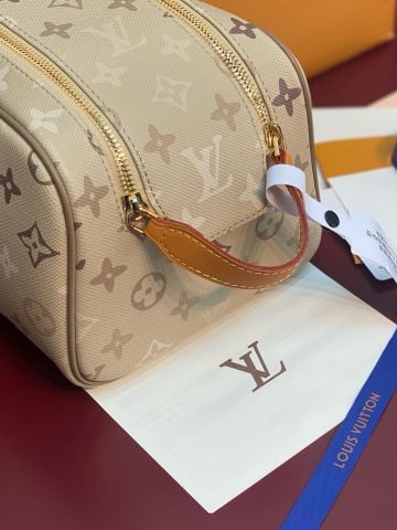 TÚI DOPP KIT NAM NỮ LV* MONOGRAM SURPLUS CANVAS HIỆU ỨNG DỆT