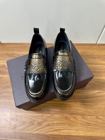 GIÀY NAM LOAFER VLT V LOGO DẬP NỔI VIỀN ĐINH TÁN PHOM ÂU LỊCH LÃM