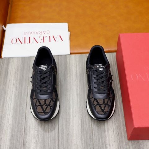 GIÀY THỂ THAO NAM VLT DÁNG RUNNER PHỐI LOGO CỠ LỚN ĐINH TÁN NỔI BẬT