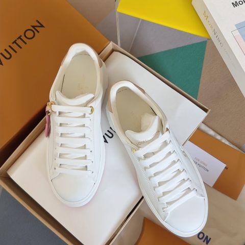 GIÀY SNEAKER NỮ LV* TIME OUT – TRẮNG NGỌC, CHARM HOA HỒNG, ĐẾ 4CM