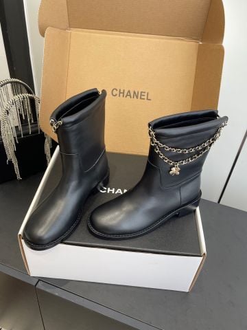 BOOT NỮ CHANEL* DÂY CHUỖI ĐÔI & CHARM CỎ 4 LÁ – DA LỲ/DA LỘN