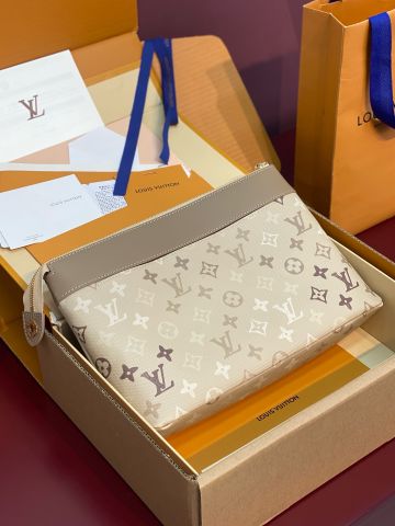 TÚI CẦM TAY L V POCHETTE VOYAGE SOUPLE MONOGRAM SURPLUS CANVAS