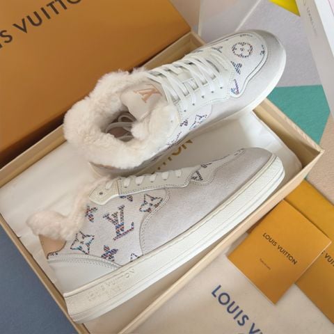 GIÀY SNEAKER NỮ L V STADIUM MONOGRAM LÓT LÔNG CỪU GIỮ ẤM – FORM ĐẸP DỄ PHỐI