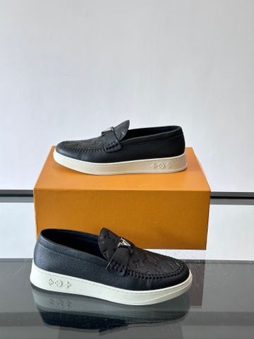 GIÀY NAM LOAFER L V ESTATE DÁNG MOCCASSIN ĐẾ TRẮNG CHẠM MONOGRAM KHÓA KIM LOẠI NỔI BẬT