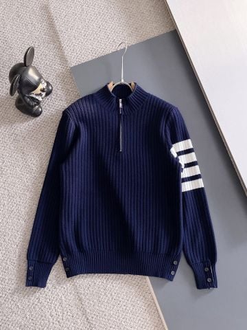 ÁO LEN NAM TB DÁNG CỔ CAO KÉO KHÓA – DỆT GÂN NỔI, ĐIỂM NHẤN 4 SỌC