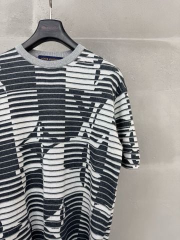 ÁO PHÔNG NAM L V DỆT KIM JACQUARD KẺ NGANG ĐỒ HỌA