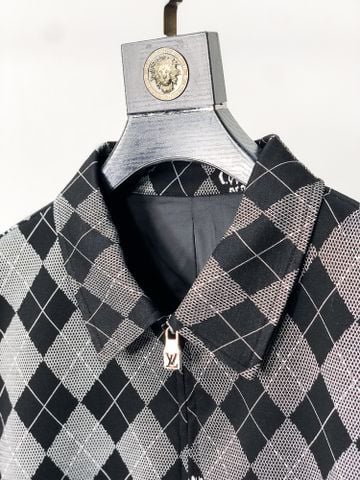 ÁO KHOÁC NAM LV 2026 EARLY FALL HỌA TIẾT DAMIER ARGYLE DÁNG CỔ BẺ THỜI THƯỢNG