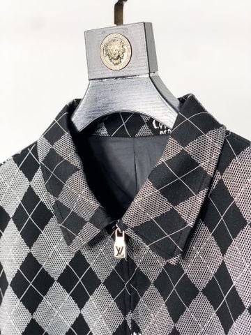 ÁO KHOÁC NAM LV 2026 EARLY FALL HỌA TIẾT DAMIER ARGYLE DÁNG CỔ BẺ THỜI THƯỢNG