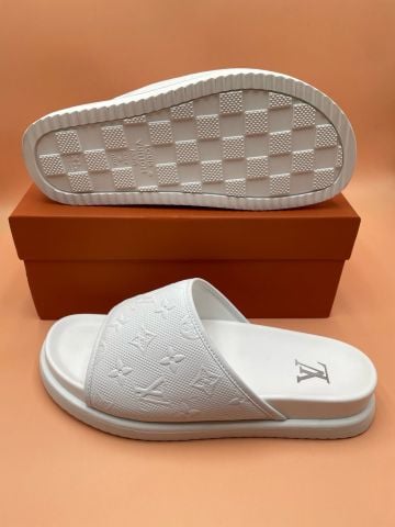 DÉP SLIDE NAM L V WATERFRONT MULE – QUAI MONOGRAM EMBOSSED