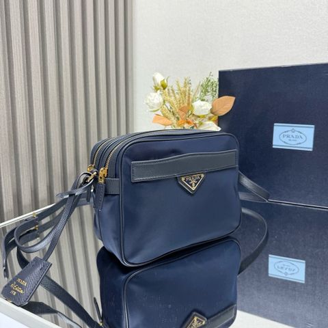 TÚI ĐEO CHÉO NAM NỮ PRD RE-NYLON PHỐI DA SAFFIANO PHOM CAMERA