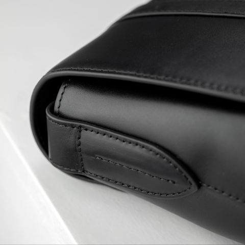 TÚI ĐEO CHÉO NAM MB* DA BÒ MỀM ĐEN KINH ĐIỂN PHONG THÁI DOANH NHÂN