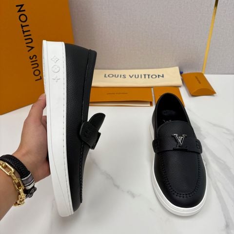 GIÀY MOCCASSIN NAM L V DA BÒ HẠT PHỐI KIM LOẠI BIỂU TƯỢNG ĐẾ EVA ÊM NHẸ