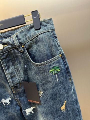 QUẦN JEANS NAM L V THÊU HỌA TIẾT SAFARI PHOM SKATE
