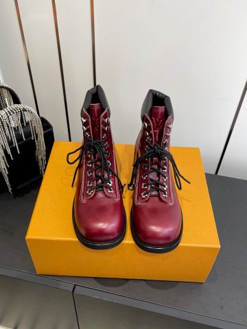 BOOT NỮ L*V  DA BÒ ĐỎ RƯỢU – CỔ NGẮN THU ĐÔNG, LÊN DÁNG THANH LỊCH