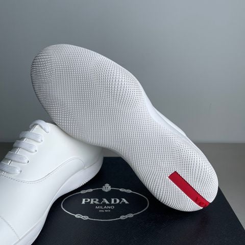 GIÀY NAM PRAD* SNEAKER DA BÊ ĐEN – GÓT THẺ ĐỎ 3.5CM