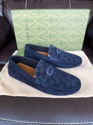 GIÀY MOCCASSIN NAM GC DA LỘN MONOGRAM DẬP NỔI KHÓA KIM LOẠI SANG TRỌNG