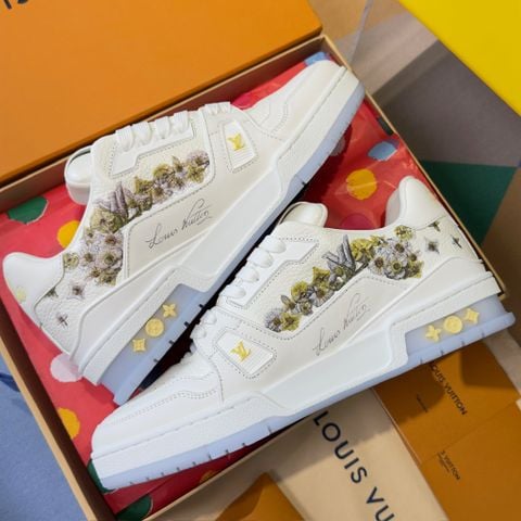GIÀY SNEAKER NAM L V TRAINER MONOGRAM CANVAS PHỐI DA BÒ VÂN HẠT THÊU HOA FLORAL ĐỘC BẢN