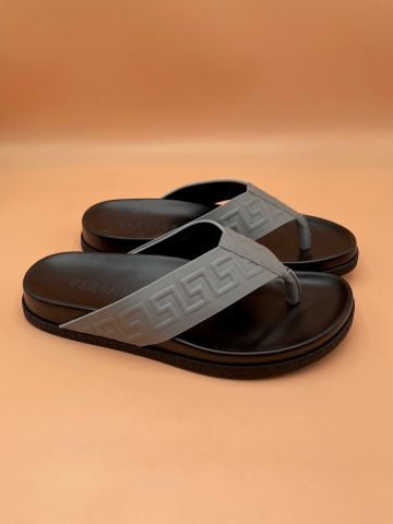 SANDAL NAM VSC XỎ NGÓN HỌA TIẾT GRECA DẬP NỔI PHOM RỘNG