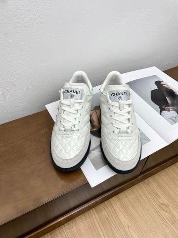 GIÀY THỂ THAO NỮ CN DÁNG LOW-TOP CHẦN BÔNG LOGO NỔI PHOM GỌN THANH LỊCH