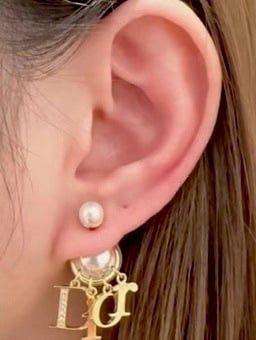 KHUYÊN TAI NỮ DR DOUBLE PEARL CHARM CHỮ RỜI THANH LỊCH SANG TRỌNG