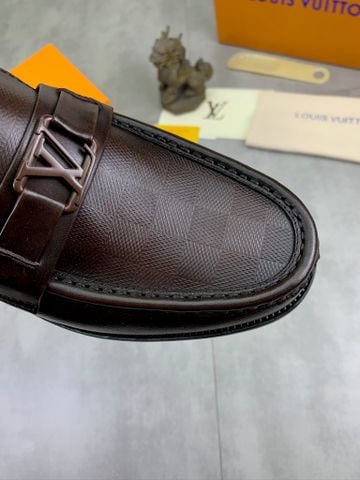 GIÀY NAM LOAFER L V PHỐI HOẠ TIẾT DAMIER DẬP NỔI – QUAI LOGO NỔI BẬT FORM GỌN DỄ PHỐI