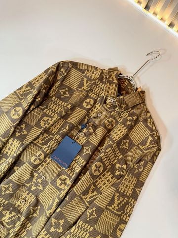 ÁO SƠ MI NAM NỮ LV* MONOGRAM GHÉP KHỐI – POPLIN MỎNG MỊN, LÊN FORM CHUẨN