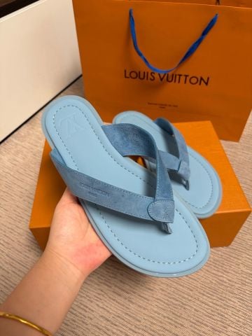 DÉP NAM L V XỎ NGÓN DA BÊ SUEDE DẬP MONOGRAM – ĐẾ TPU CHỐNG TRƯỢT