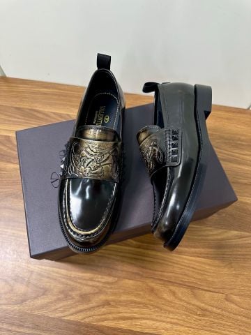 GIÀY NAM LOAFER VLT V LOGO DẬP NỔI VIỀN ĐINH TÁN PHOM ÂU LỊCH LÃM