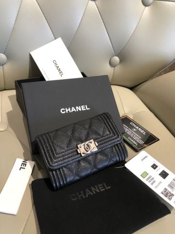 VÍ ĐỰNG THẺ NỮ CN BOY CHẦN BÔNG CAVIAR KHÓA CC VÂN KIM CỔ ĐIỂN