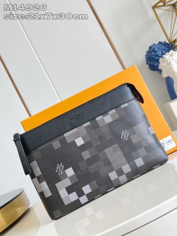 TÚI CẦM TAY NAM LV* DAMOFLAGE BLACK – POCHETTE VOYAGE SOUPLE