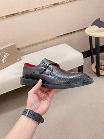 GIÀY MONK STRAP NAM CL DA BÒ VÂN CÁ SẤU BÓNG, LÓT DA CỪU, ĐẾ ĐỎ SIGNATURE