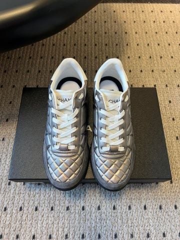 GIÀY THỂ THAO NỮ CHAN* DA BÓNG ÁNH KIM CHẦN CARO 3.5CM