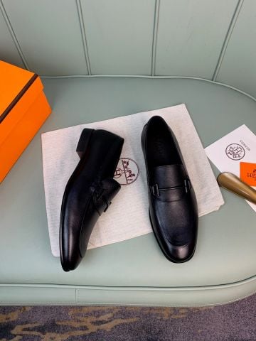 GIÀY NAM LOAFER HERM* DA BÒ ĐEN – SADDLE STRAP TINH GỌN, ĐẾ DA THỦ CÔNG