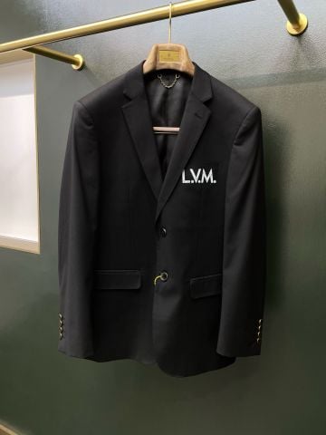 BỘ SUIT NAM L V M EMBROIDERED SIGNATURE – PHOM SINGLE-BREASTED HIỆN ĐẠI