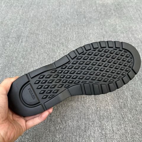 BOOT NAM PRAD* CỔ LỬNG DA BÊ BÓNG – ĐẾ DÀY NHẸ, LOGO TAM GIÁC